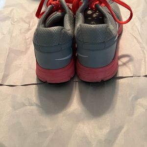 EUC NIKE 8 Gray & Pink athletic shoe